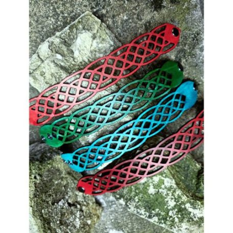 Karkötő geometrikus áttört mintával