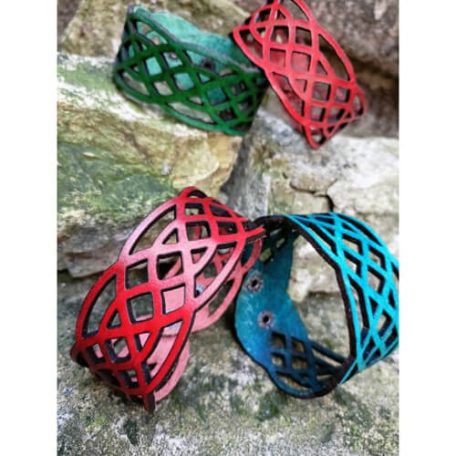 Karkötő geometrikus áttört mintával