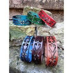 Vékony karkötő tulipános áttört mintával