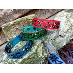 Vékony karkötő tulipános áttört mintával