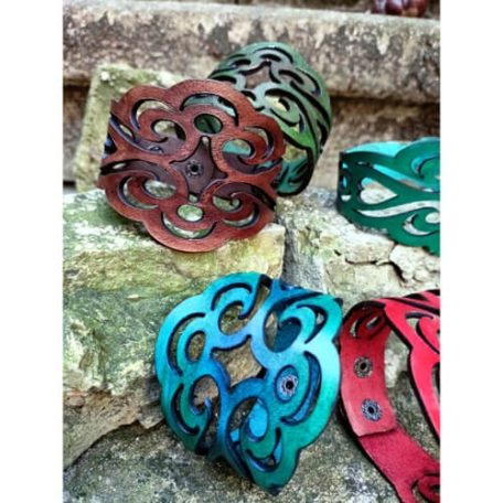 Karkötő áttört mintával