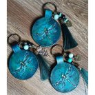 Egyedi bőr kulcstartó szitakötő mintával