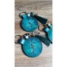 Egyedi bőr kulcstartó szitakötő mintával