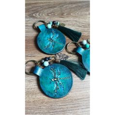 Egyedi bőr kulcstartó szitakötő mintával