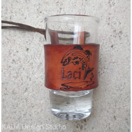 Nyakba akasztható névre szóló felespohár.