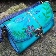   Kézzel festett valódi bőr válltáska, szitakötő mintás