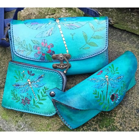 Kézzel festett valódi bőr válltáska, szitakötő mintás