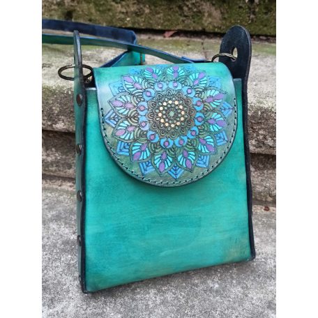 Kézzel festett valódi bőr válltáska - trapéz, kék mandalás