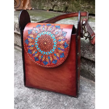 Kézzel festett valódi bőr válltáska - trapéz, barna mandalás