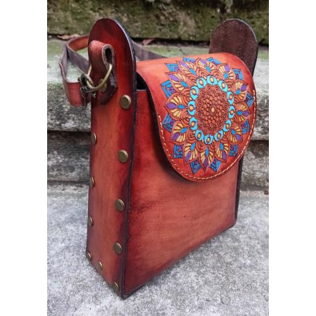 Kézzel festett valódi bőr válltáska - trapéz, barna mandalás
