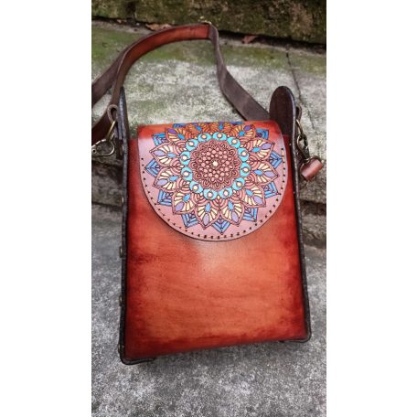 Kézzel festett valódi bőr válltáska - trapéz, barna mandalás