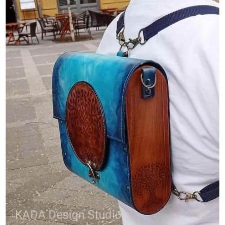 Fa oldalú kézzel festett valódi bőr táska/hátizsák.