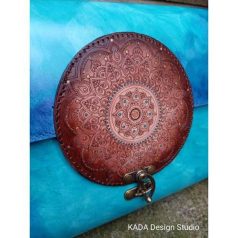 Fa oldalú kézzel festett valódi bőr táska/hátizsák.