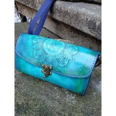 Kézzel festett valódi bőr válltáska mandala mintás